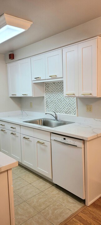 11010 NE 68th St, Unit 604 in Kirkland, WA - Building Photo