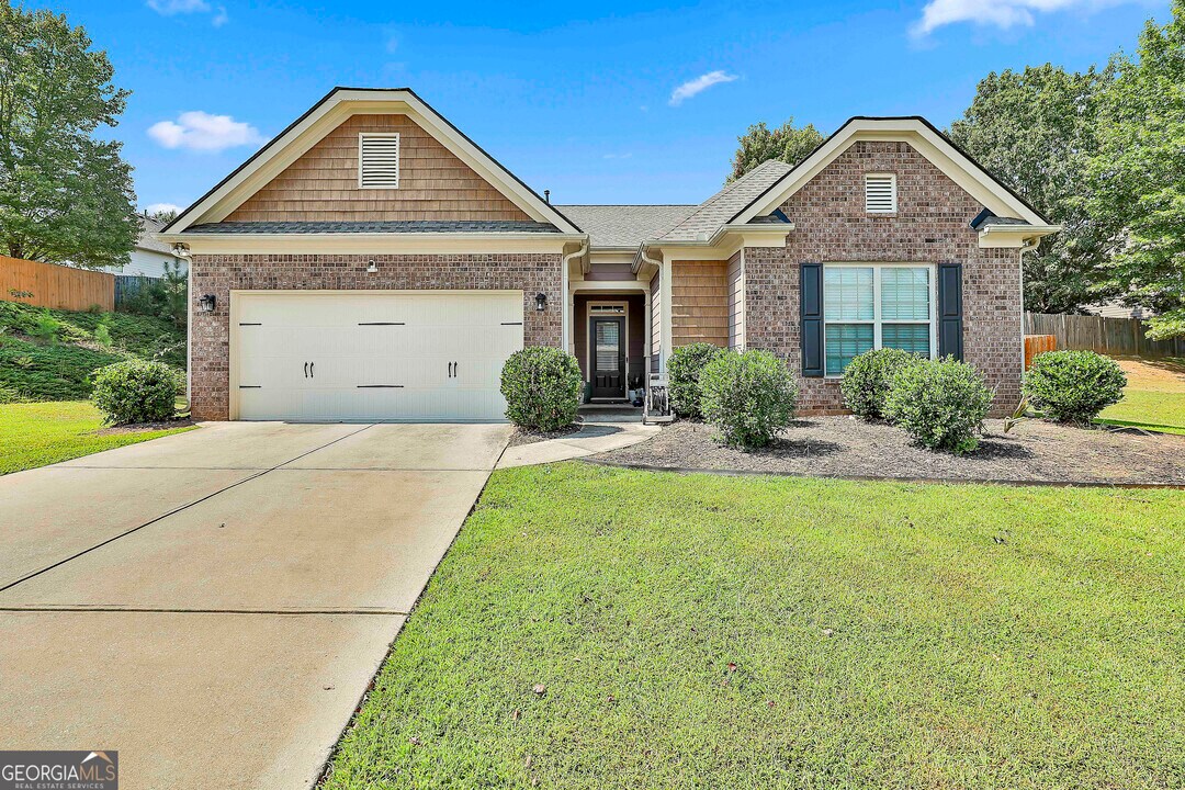 205 Inverness Ave in Newnan, GA - Foto de edificio