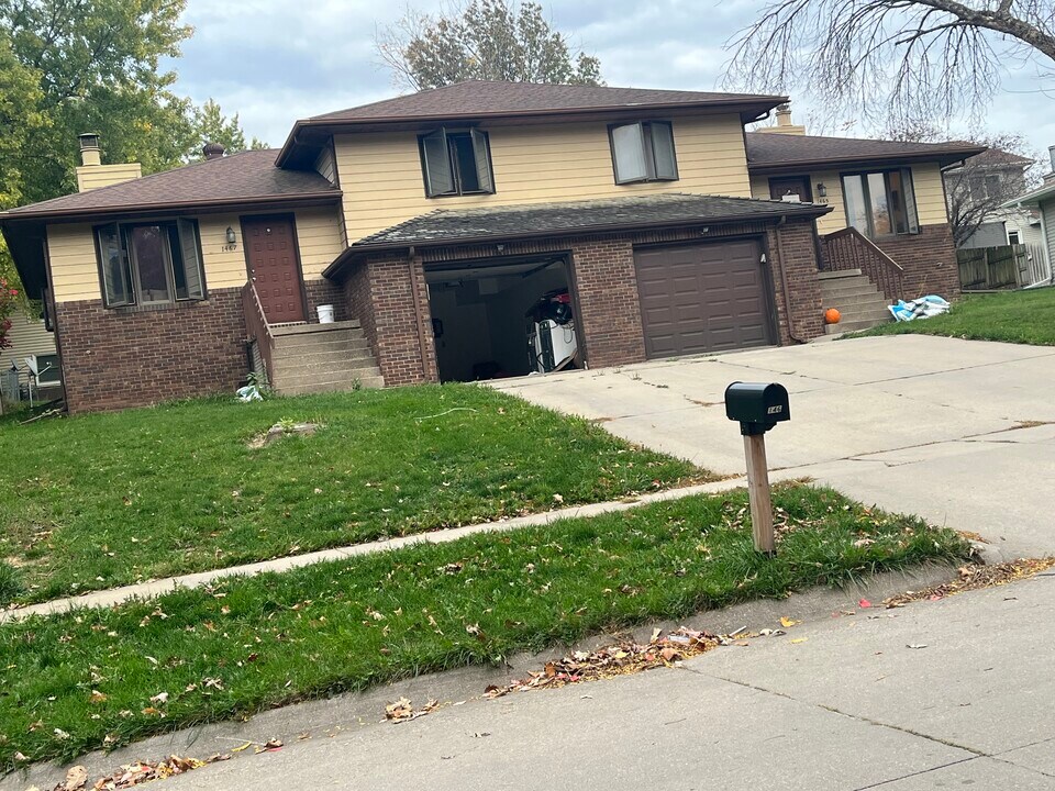 1467 Westview Dr in Coralville, IA - Foto de edificio
