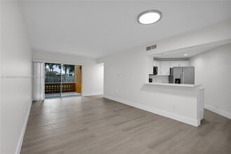9715 Fontainebleau Blvd in Miami, FL - Building Photo - Building Photo
