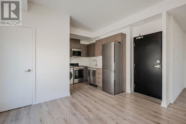 871-871 Sheppard Ave W in Toronto, ON - Building Photo - Building Photo