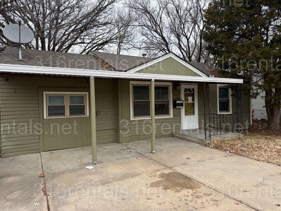 5814 E Harry St in Wichita, KS - Building Photo
