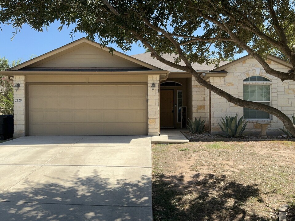 2129 Hazelwood Dr in New Braunfels, TX - Building Photo