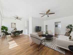 13060 Burbank Blvd. Apartments in Sherman Oaks, CA - Foto de edificio - Building Photo