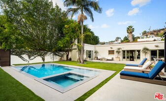 9155 Warbler Pl in Los Angeles, CA - Building Photo