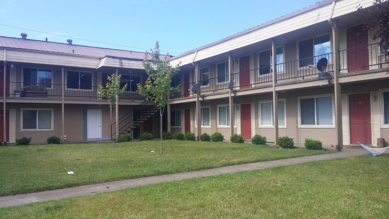 Cully Park Apartments in Portland, OR - Building Photo