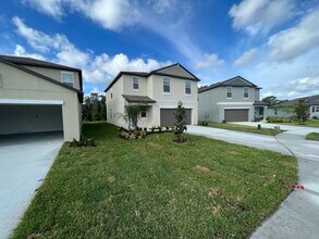 12032 MIracle Mile Dr in Riverview, FL - Foto de edificio - Building Photo