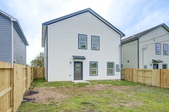 410 N 4th St in Beasley, TX - Foto de edificio - Building Photo