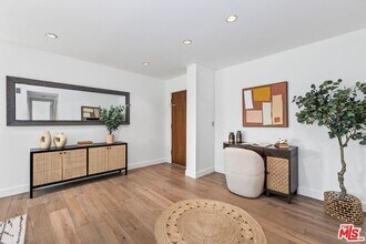 1121 N Olive Dr in West Hollywood, CA - Building Photo - Building Photo