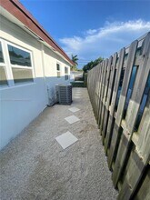 280 NE 43rd Ct in Oakland Park, FL - Foto de edificio - Building Photo