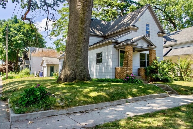 property at 1425 Union Ave NE