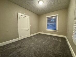 214 W 9th St in Newton, KS - Building Photo - Building Photo