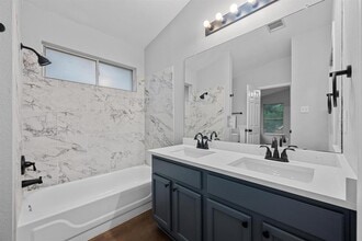 8943 W Hove Loop in Austin, TX - Building Photo - Building Photo