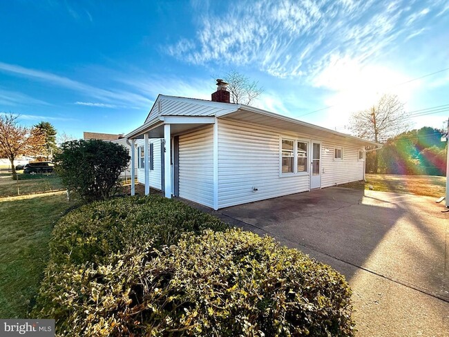 23 Friendly Ln in Levittown, PA - Building Photo - Building Photo