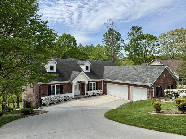 105 Cheeskogili Way in Loudon, TN - Building Photo - Building Photo