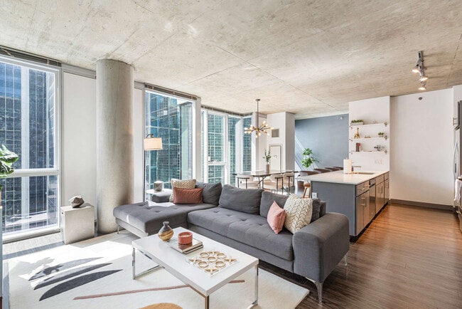 215 W Lake St in Chicago, IL - Building Photo - Building Photo