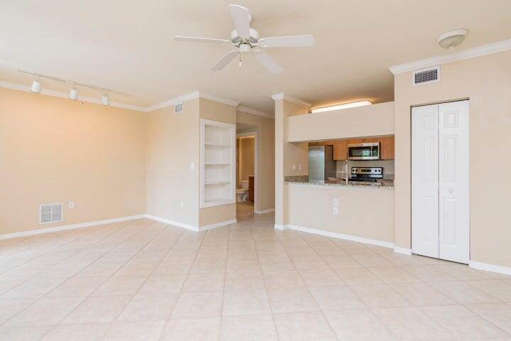6394 Emerald Dunes Dr in West Palm Beach, FL - Building Photo