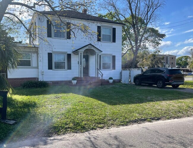 property at 1924 Arcadia Pl