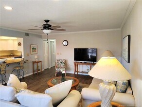 511 SW South River Dr, Unit 207 in Stuart, FL - Foto de edificio - Building Photo