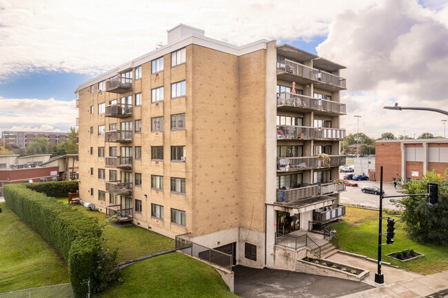 990 De La Côte-Vertu Boul in St. Laurent, QC - Building Photo - Primary Photo