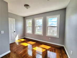 121 Lowden St in Pawtucket, RI - Building Photo - Building Photo
