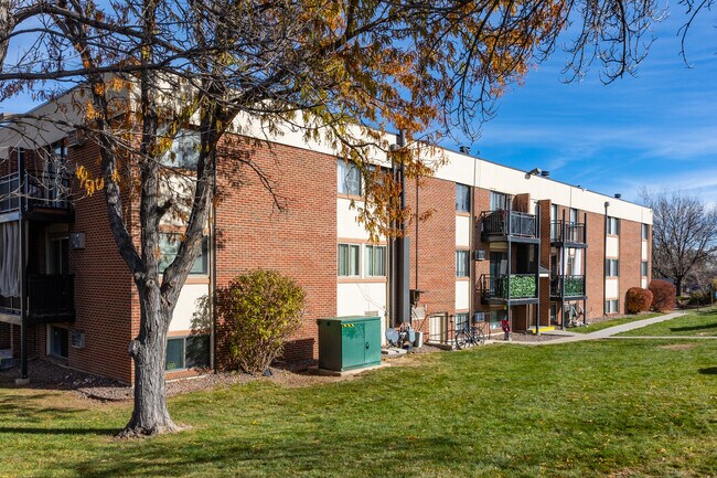 Seven Springs Condos in Denver, CO - Foto de edificio - Building Photo