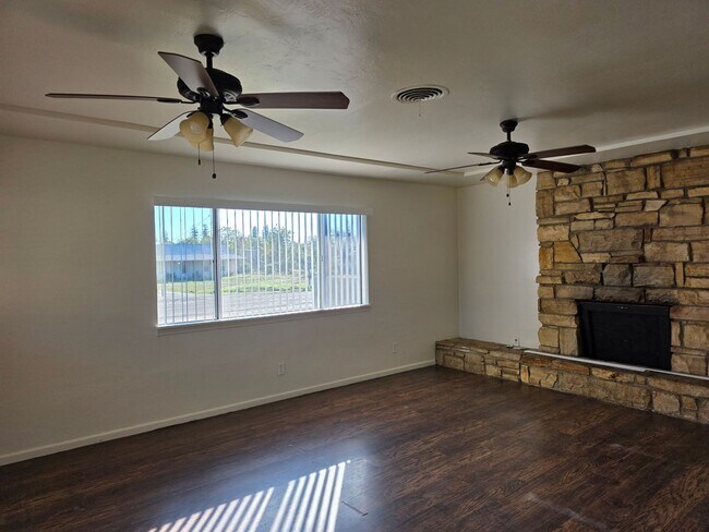 6210-6212 Wright Ave in Bakersfield, CA - Building Photo - Building Photo