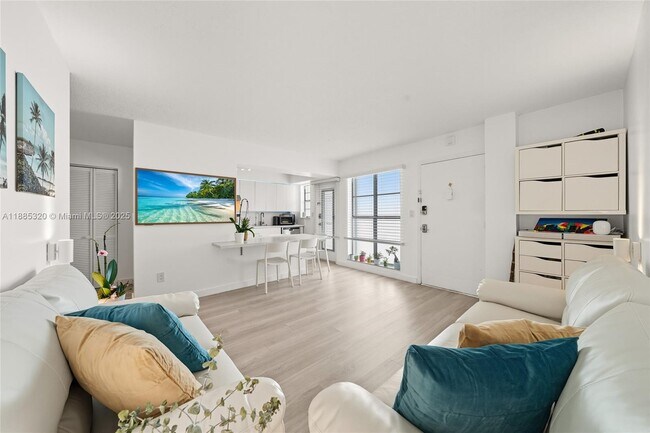 1340 Lincoln Rd in Miami Beach, FL - Building Photo - Building Photo