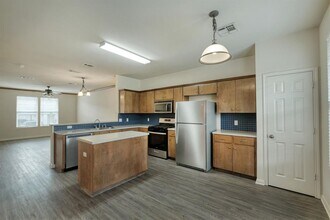 2215 Dry Creek Dr in Round Rock, TX - Building Photo - Building Photo