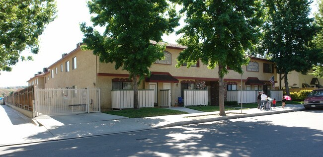 24960 Walnut St in Newhall, CA - Building Photo - Building Photo