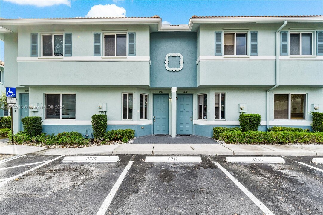 3717 Sonoma Dr in Riviera Beach, FL - Building Photo
