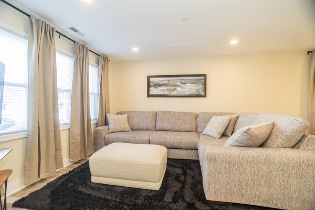 2927 W Lyndale St in Chicago, IL - Building Photo - Building Photo