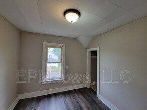 437 Riehl St in Waterloo, IA - Building Photo - Building Photo