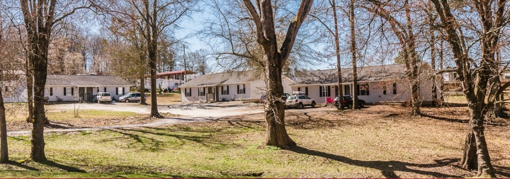 21 Unit Complex in Commerce, GA - Foto de edificio