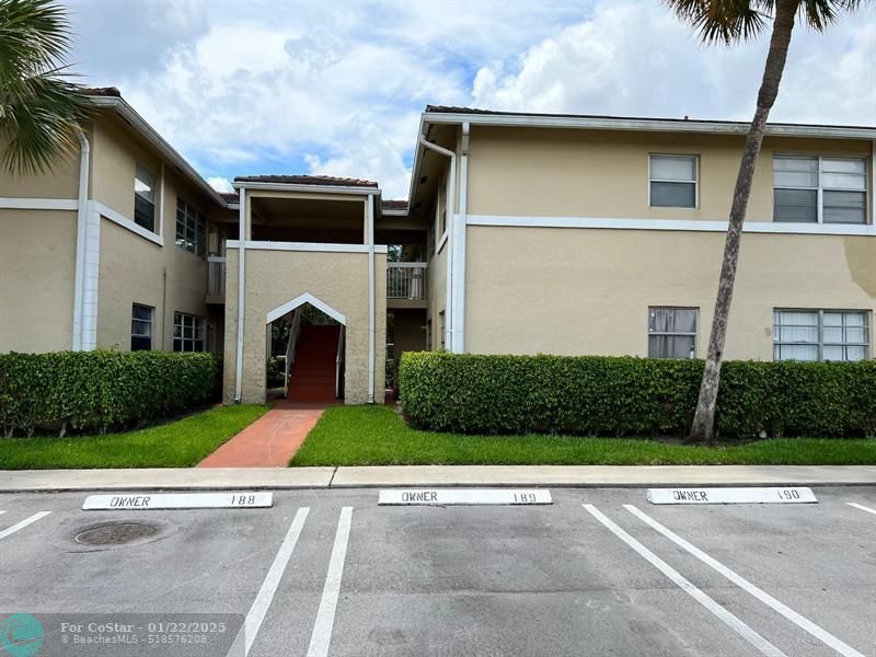 1040 Twin Lakes Dr in Coral Springs, FL - Building Photo