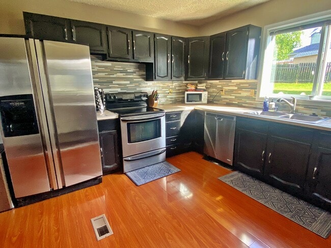 9001 Shaun Landing Cir, Unit Unit B in Anchorage, AK - Foto de edificio - Building Photo