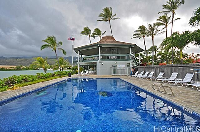 404 Koko Isle Cir in Honolulu, HI - Building Photo