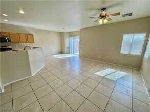 3805 Hollycroft Dr in North Las Vegas, NV - Building Photo - Building Photo