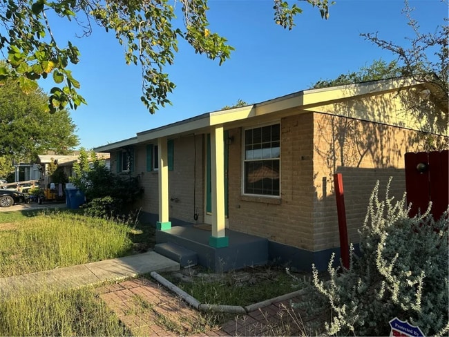 1026 Northcliff Dr in Portland, TX - Foto de edificio - Building Photo