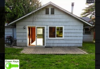 9570 N Polk Ave in Portland, OR - Building Photo - Building Photo