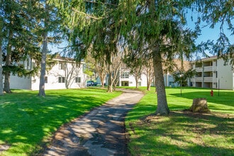 Willow Stream Apartments South in Liverpool, NY - Foto de edificio - Building Photo