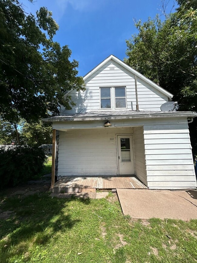 1614 13th Ave in Moline, IL - Building Photo - Building Photo