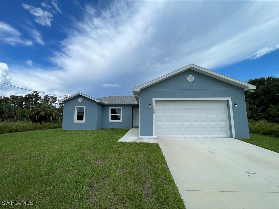 1528 Jay Terrace in La Belle, FL - Building Photo