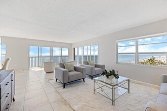 800 Benjamin Franklin Dr in Sarasota, FL - Foto de edificio - Building Photo