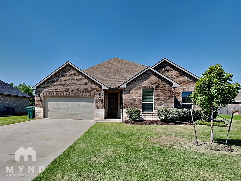 10901 SW 19th St in Yukon, OK - Building Photo