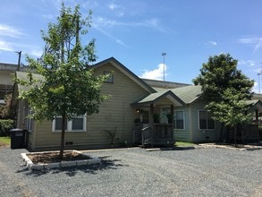 713 E Elmira St in San Antonio, TX - Foto de edificio - Building Photo