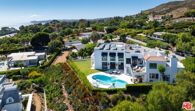 26742 Via Linda St in Malibu, CA - Foto de edificio - Building Photo