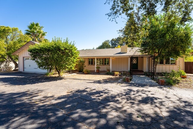 190 Fairway Ln in Ojai, CA - Building Photo - Building Photo