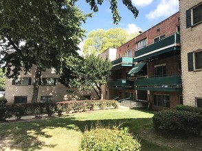 Colonial Village Apartments in Oxon Hill, MD - Foto de edificio - Building Photo