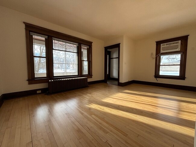 1001 S Barstow St, Unit 1 in Eau Claire, WI - Foto de edificio - Building Photo